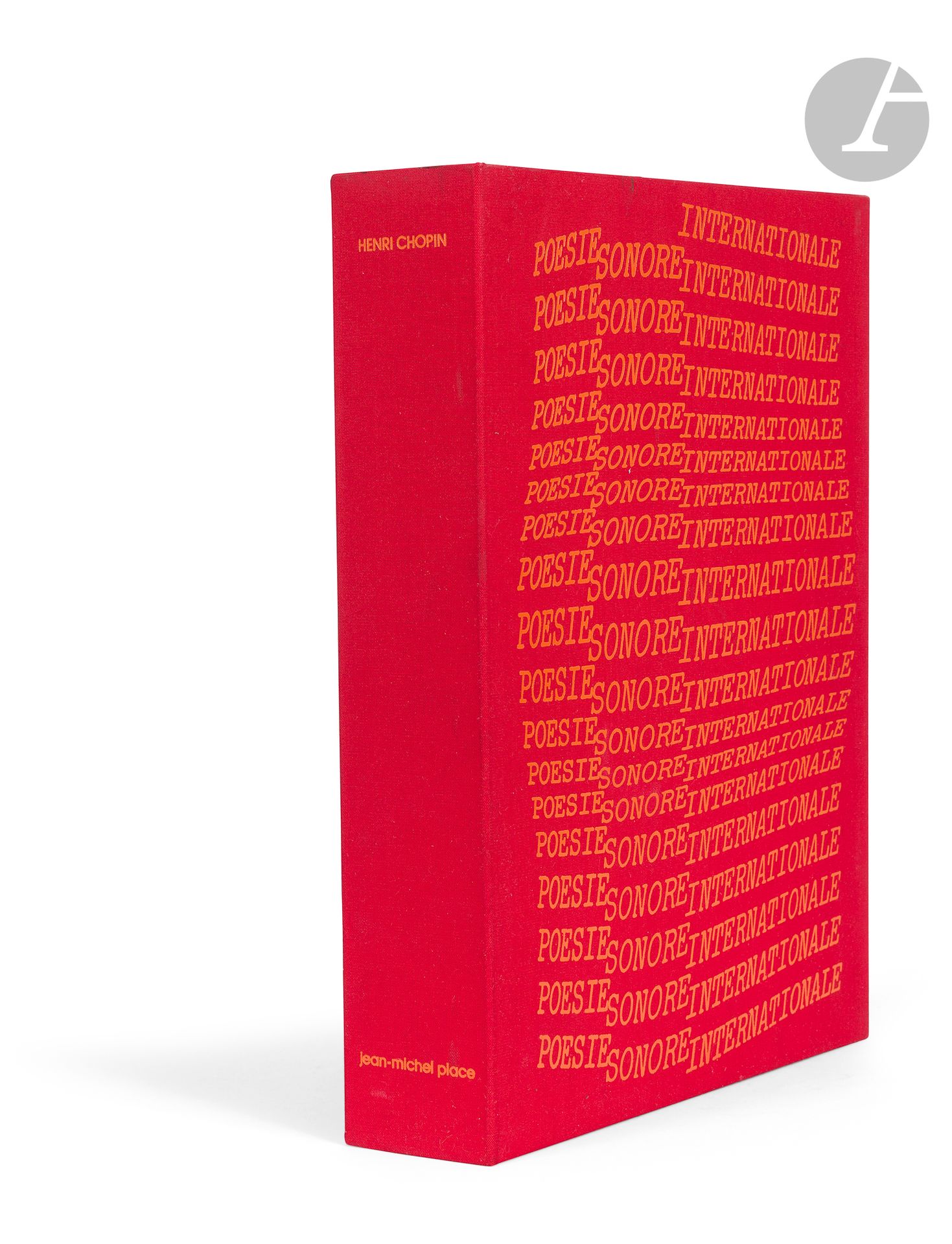 CHOPIN (Henri).
Poésie sonore internationale.
Paris : Jean-Michel Place, [1979]. — In-4, 277 x 198 : 309 pp., (1 f.), couverture imprimée. Broché, sous emboîtage à compartiment, en toile rouge de l’éditeur.

Édition originale très rare, tirée à seulement 60 exemplaires sur papier Phoenix des papeteries de Ruysscher.

L’artiste et poète Henri Chopin (1922-2008) offre dans ce bel ouvrage l’histoire et l’évolution de la poésie sonore dans le monde, avec de nombreuses biographies de poètes et de compositeurs. Il se divise en 4 livres : Tâtonnements avant 1950. - La Réalité de la poésie sonore ou électronique. - 1960 à 1969. - 1970. et rencontres poésie-musique dans l’électro-acoustique. L’étude se termine par une bibliographie et une discographie.

L’édition comprend de nombreux portraits photographiques reproduits en noir dans le texte.

Précieux exemplaire, l’un des 20 premiers comprenant : 
- un collage et montage signé du peintre franco-suisse Arthur AESCHBACHER (1923-2020),
- un collage signé d’André BELLEGUIE,
- un « typewriterpoem » signé de Henri CHOPIN,
- un dessous d’affiche signé et daté de 1980 du peintre, poète et compositeur François DUFRÊNE (1930-1982),
- une empreinte signée du peintre, poète et musicien Brion GYSIN (1916-1986),
- un collage magnétique signé et daté du 30.10.79 du poète et éditeur Bernard HEIDSIECK (1928-2014),
- une partition signée et datée d’octobre 79 du compositeur Pierre MARIETAN (né en 1935),
- et un dessin unilinéaire signé et daté du 14 octobre 1979 du dessinateur, romancier et poète Michel SEUPHOR (1901-1999).

EXEMPLAIRE NOMINATIF, PORTANT LE NUMÉRO I, SPÉCIALEMENT IMPRIMÉ POUR ROBERT ALTMANN, enrichi de cette justification de la main de l’auteur :

Exemplaire tiré // pour Mr Robert Altman (sic) // un grand ami et soutien // de la première heure // pour cette activité // nouvelle // Hommage à vous // H. Chopin 14.1.81

Il s’agit  du banquier, éditeur et collectionneur Robert Altmann (1915-2017), père du célèbre artiste lettriste Roberto Altmann. Avec sa maison d’édition Brunidor, il publia la première lithographie d’Isou, début d’une longue série. Il publia également des œuvres de Henri Chopin, notamment son estampe intitulée Le Sourire parue dans Portfolio VII, « Three Artists Six Images » en 1973.

Exemplaire très bien conservé, complet des deux cassettes audio et enrichi d’un tirage moderne de la photographie de Seuphor prise en 1930 intitulée « Russolo au Russolophone », signée au verso par le poète-photographe.

Provenance :
Robert Altmann.