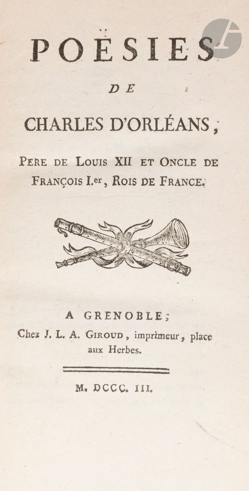 ORLÉANS (Charles d’).
Poësies de Charles d’Orléans, Père de Louis XII et Oncle de François Ier, Rois de France.
Grenoble : J. L. A. Giroud, 1803. — In-12, 170 x 96 : xvj, xxxij, 370 pp. Demi-veau aubergine, dos lisse orné, tranches mouchetées (reliure de l’époque, dos refait).

Édition en grande partie originale des poésies de Charles d›Orléans (1394-1465), dédiée à César-René-Marie François-Rodolphe de Briançon-Vachon-Belmont. Elle fut publiée par l›homme de lettres et journaliste grenoblois Pierre-Vincent Chalvet (1767-1807) d’après le manuscrit incomplet conservé à la bibliothèque de Grenoble.

Il s’agit de l’édition qui fit rentrer officiellement les poésies de Charles d’Orléans dans la littérature française. Seules quelques pièces parurent avant dans des recueils collectifs et des almanachs.

Exemplaire de l’avocat, juge et homme politique anglais Sir James Lewis Knight-Bruce (1791-1866), avec son ex-libris à ses initiales JLKB.

Dos entièrement refait à l’imitation. Plats d’origine conservés.

Provenance :
Sir James Lewis Knight-Bruce, avec ex-libris.
