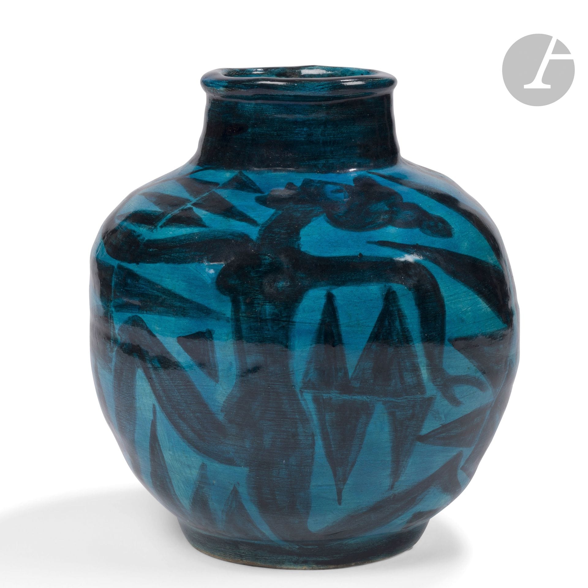 ÉDOUARD CAZAUX (1889-1974)
Diane chasseresse sur fond de feuillages stylisés
Important vase balustre sur talon et à col cheminée. Épreuve en céramique émaillée polychrome; le décor titre tournant traité noir sur fond bleu canard. Signé CAZAUX, en lettres incisées au revers. H. 29 cm

Bibliographie:
Collectif – Édouard Cazaux – céramiste sculpteur Art déco – Éditions Monelle Hayot, Saint-Rémy-en-l’Eau, 1994. Un vase identique (ou notre vase) reproduit page 136.
