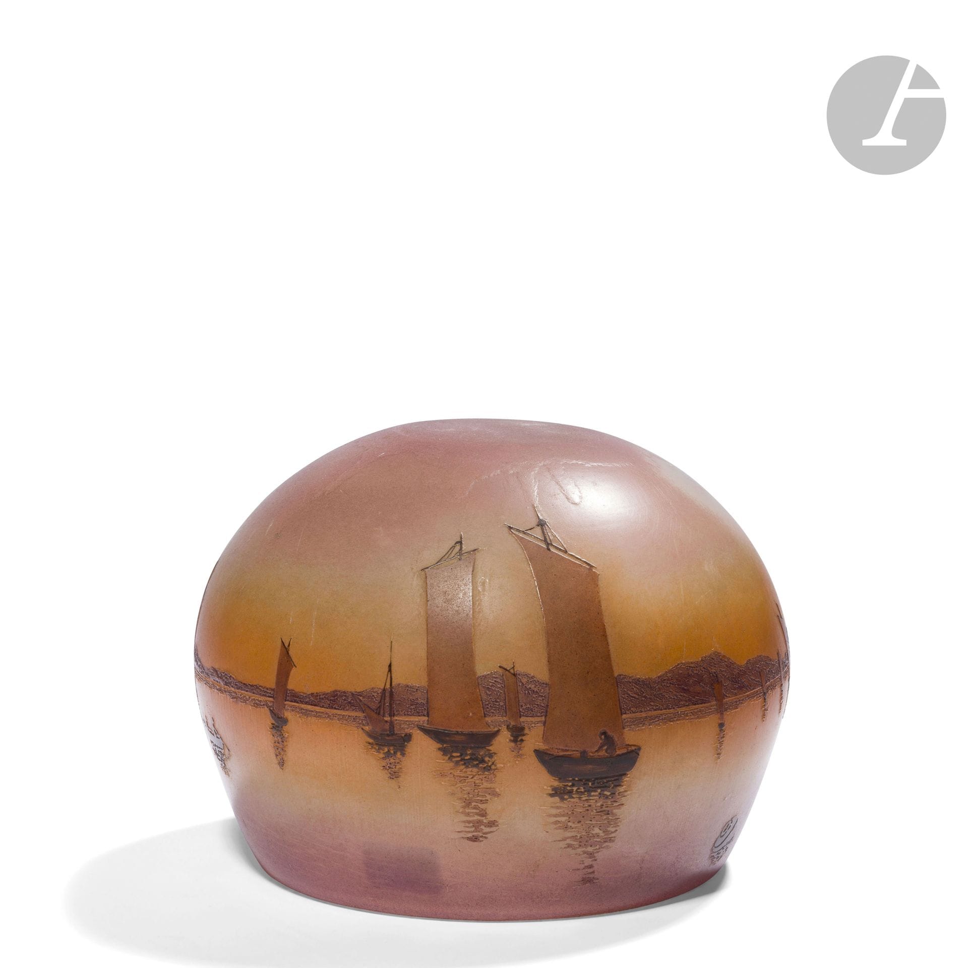 LEGRAS – CRISTALLERIE DE SAINT-DENIS
Le Lac aux voiliers
Rare abat-jour hémisphérique. Épreuve en verre au décor titre dégagé à l’acide et aux émaux polychromes. H.13cm – D.19cm