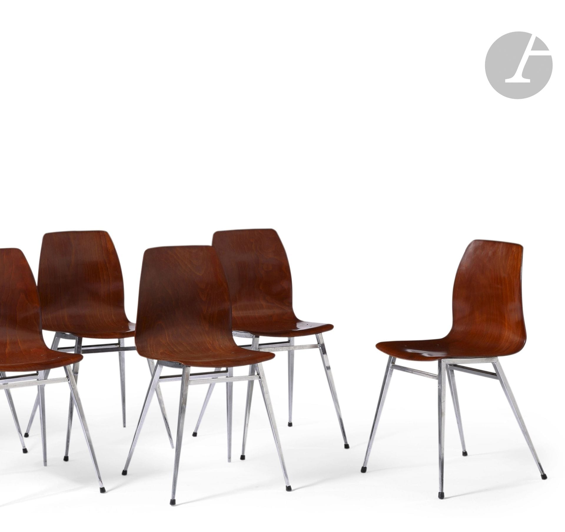 PAGHOLZ – PAGWOOD
Suite de 6 chaises. Les assises-dossiers en contreplaqué thermoformé. Les piètements en métal chromé. Chaque chaise marquée du tampon circulaire PAGHOLZ – PAGWOOD au revers. H.77cm