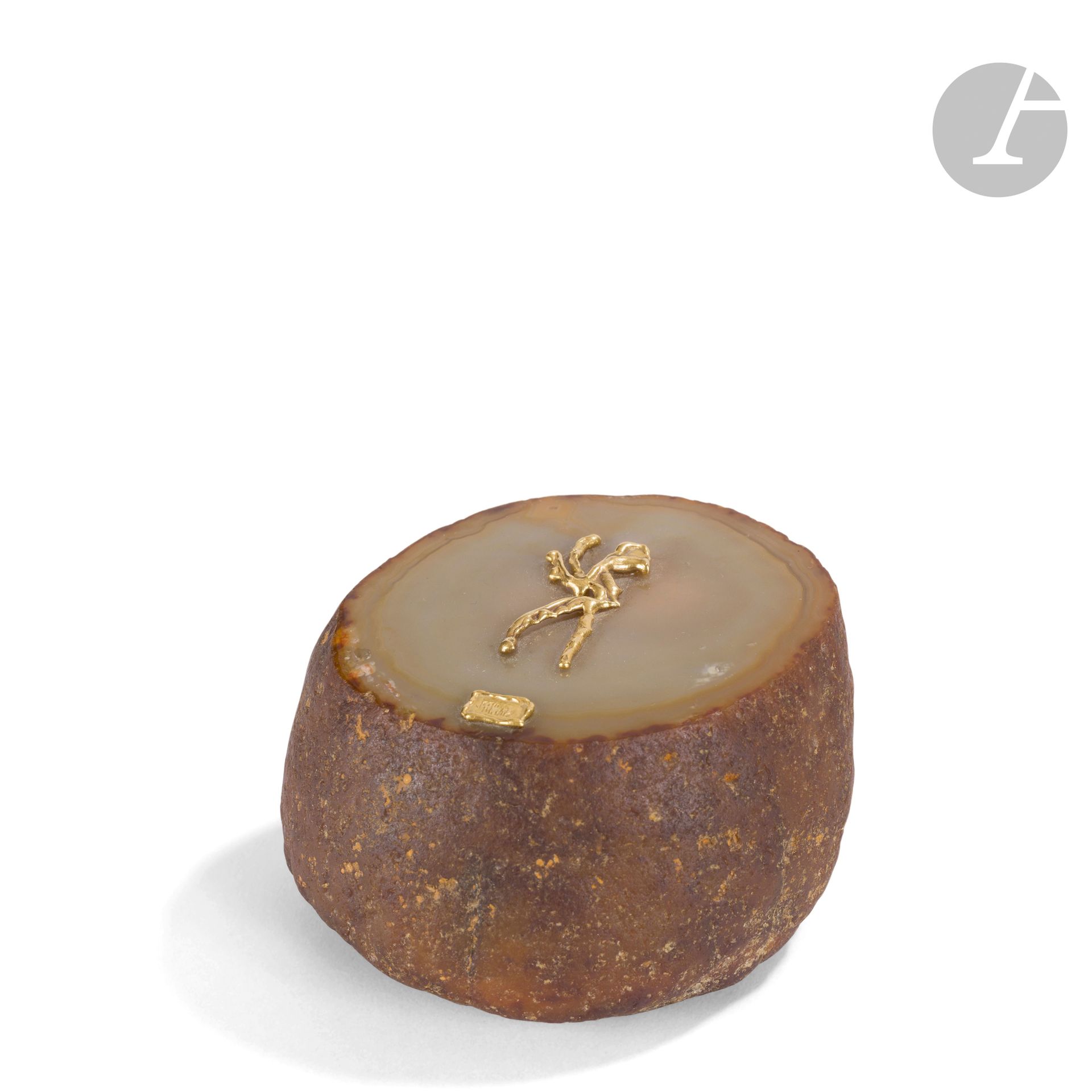 JEAN MAHIE (MAISON FONDÉE EN 1969) – JEAN-MARIE MAZARD (1907-1994) & JACLINE NATAF MAZARD (NÉE EN 1943) Homme-oiseau
Presse-papiers. La base en agate; le motif titre en or 22 carats. Signé Jean MAHIE dans un cartouche en or 22 carats, les deux parties (motif et signature) portent les poinçons de Maître Orfèvre et de titre. H.6,5cm – L.11cm – P.11cm - Poids brut:1.152 g