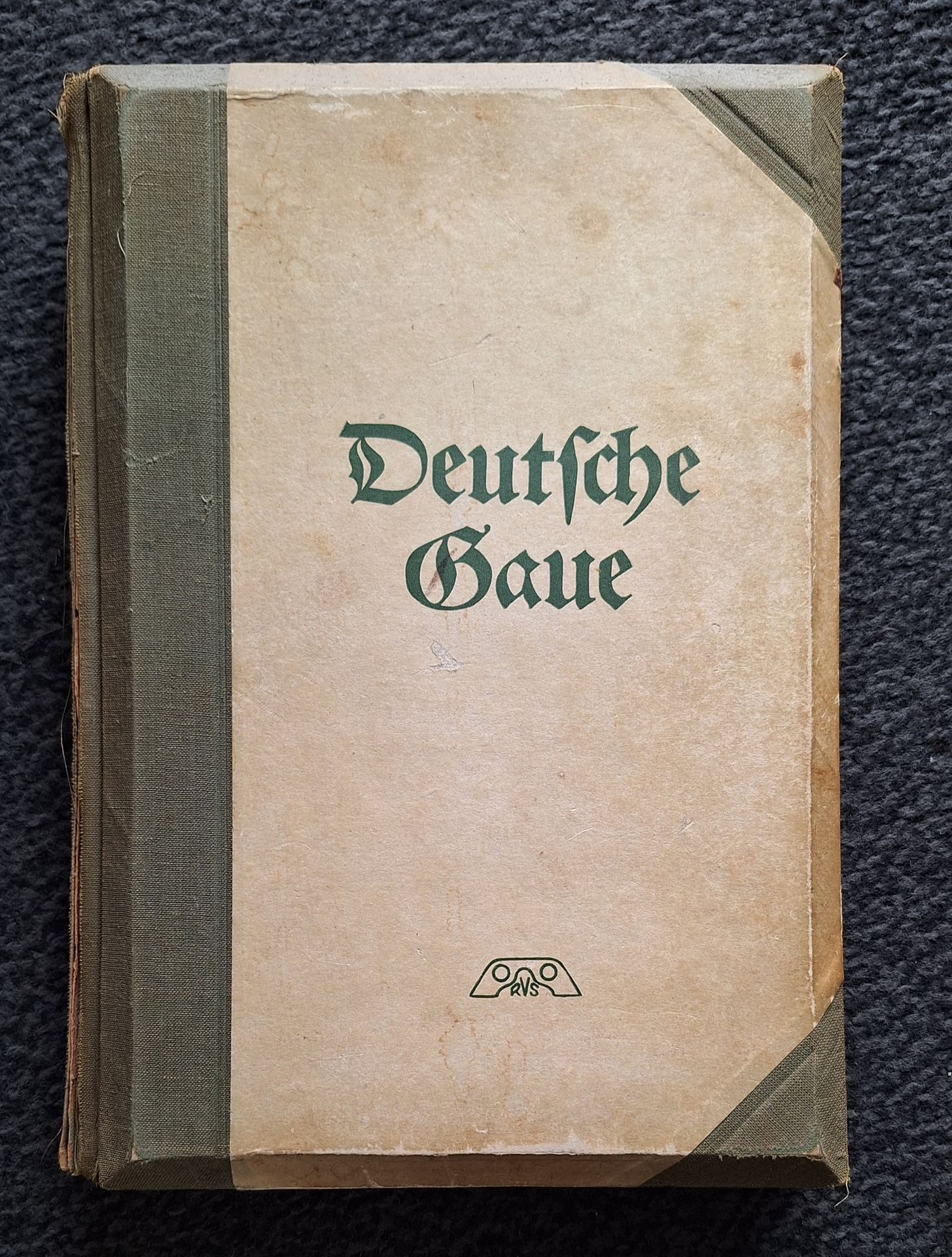 VON CZIBULKA, ALFONS (1888-1969)
Deutsche Gaue.
Mit 200 Raumbild-Aufnahmen.
Raumbild Verlag, Munchen 1938.
In-4 (29 x 20 cm). Édition originale. 192 pp. 72 photographies stéréoscopiques contrecollées dans l'ouvrages et 128 photographies stéréoscopiques encartées dans les 2ème et 3ème plats, ainsi les lunettes de visionnage des photographies. Cartonnage rigide épais titré et dos toilé vert. Fentes aux charnières du dos et usures d'usage. Bien complet des 200 photographies stéréo et du feuillet d'utilisation des lunettes de visionnage.