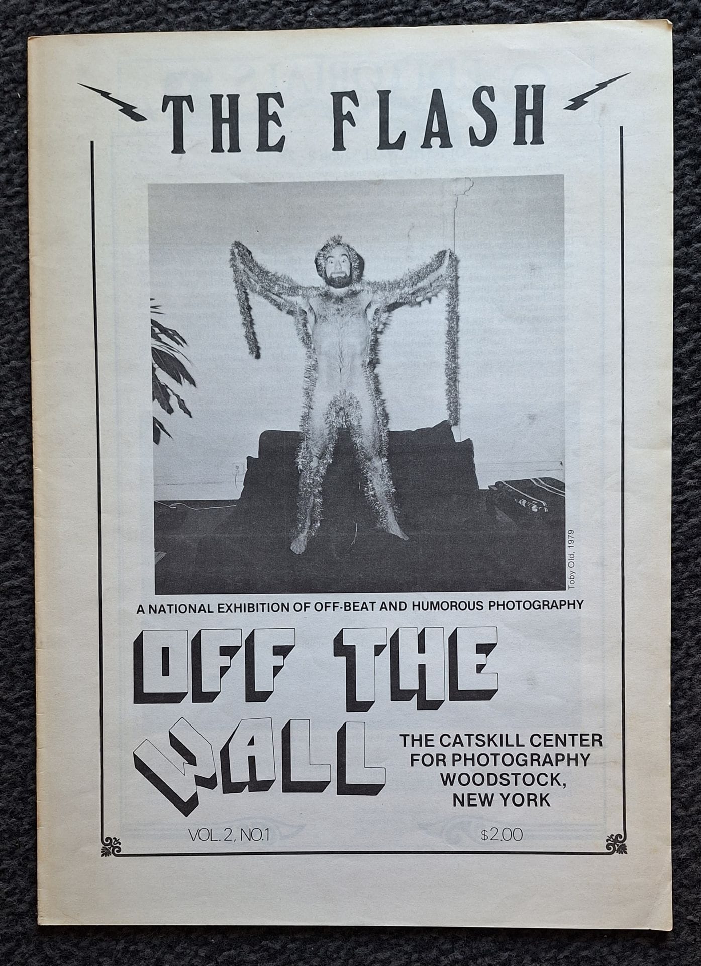 GATEWOOD, CHARLES (1942-2016), [Ed.]
The Flash, Vol. 2, No. 1
Woodstock, The Flash, 1979.
In-folio (39 x 28 cm). Édition originale. Introduction par Charles Gatewood. Numéro consacré à l'exposition "Off the Wall" au Catskill Center for Photography à Woodstock en juin 1979. Avec des contributions par Annie Sprinkle, Jay Seeley, George W. Gardner, Tony Mendoza, Jon Reis, Gred Erf, Marlin Minks, Bruce "Tex" Wrighton, Tony Maine, e.a.