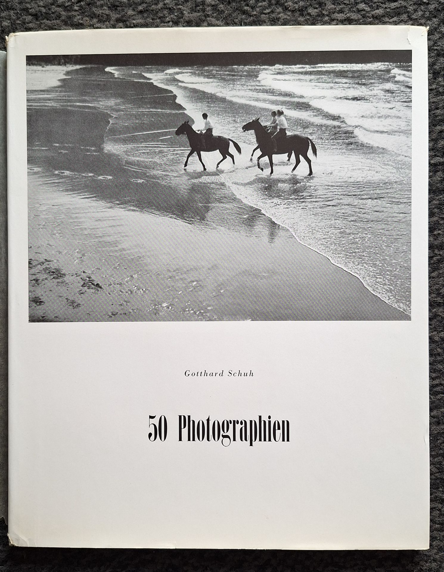 SCHUH, GOTTHARD (1897-1969)
50 Photographien.
Urs Graf Verlag, Basel 1942.
In-4 (27 x 22 cm). Édition originale. 64 pp. Introduction par Edwin Arnet. 58 photographies reproduites en noir et blanc. Cartonnage blanc titré en noir sous jaquette illustrée d'origine en très bel état. Un livre rare avec sa jaquette.
