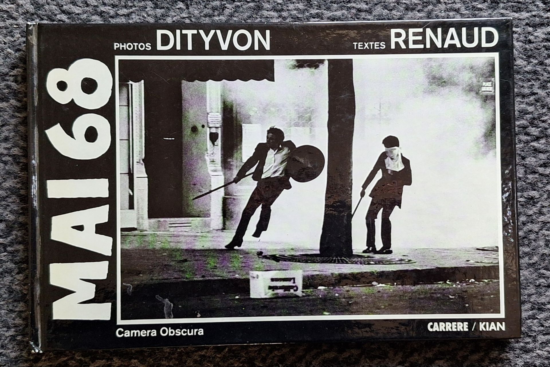 DITYVON, CLAUDE (1937-2008)
Mai 68. 
Camera Obscura - Carrère/Kian, Paris, 1988. 
In-8 oblong (16,5 x 24,5 cm). Édition originale. 110 pp. Photographies en noir et blanc à pleine page de Dityvon en face de textes de Renaud. Cachet «presse» en page de garde. Cartonnage illustré d'éditeur.
Ref. Auer, p. 680