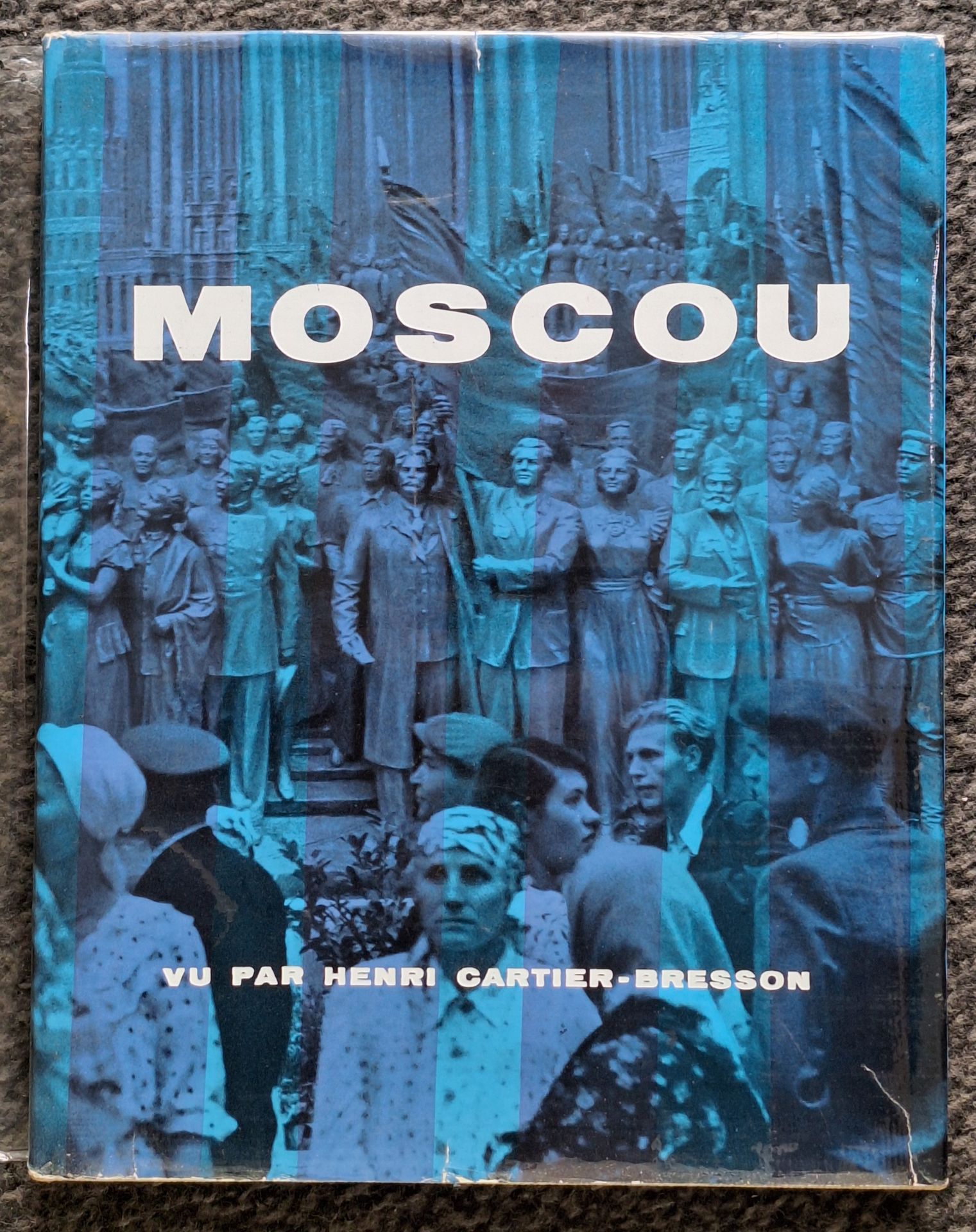 CARTIER-BRESSON, HENRI (1908-2004) 
Moscou, vu par Henri Cartier-Bresson. 
Robert Delpire éditeur, Collection Neuf, 1955.
In-4 (28 x 22,5 cm). Édition originale. 163 photographies imprimées en héliogravure. Reliure tissée crème d'éditeur sous jaquette illustrée.