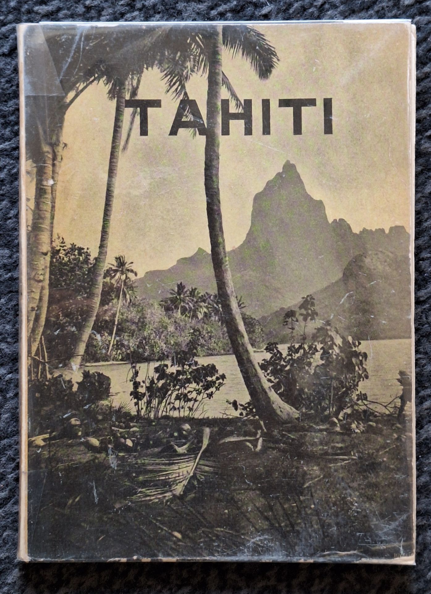 TAHITI
GAUTHIER, LUCIEN
Tahiti.
Librairie des Arts Décoratifs / A. Calavas, 1933.
In-8 (19 x 14 cm). Édition originale brochée. 16 pp. de textes suivis de 64 photographies reproduites en héliogravure. Couverture souple illustrée.