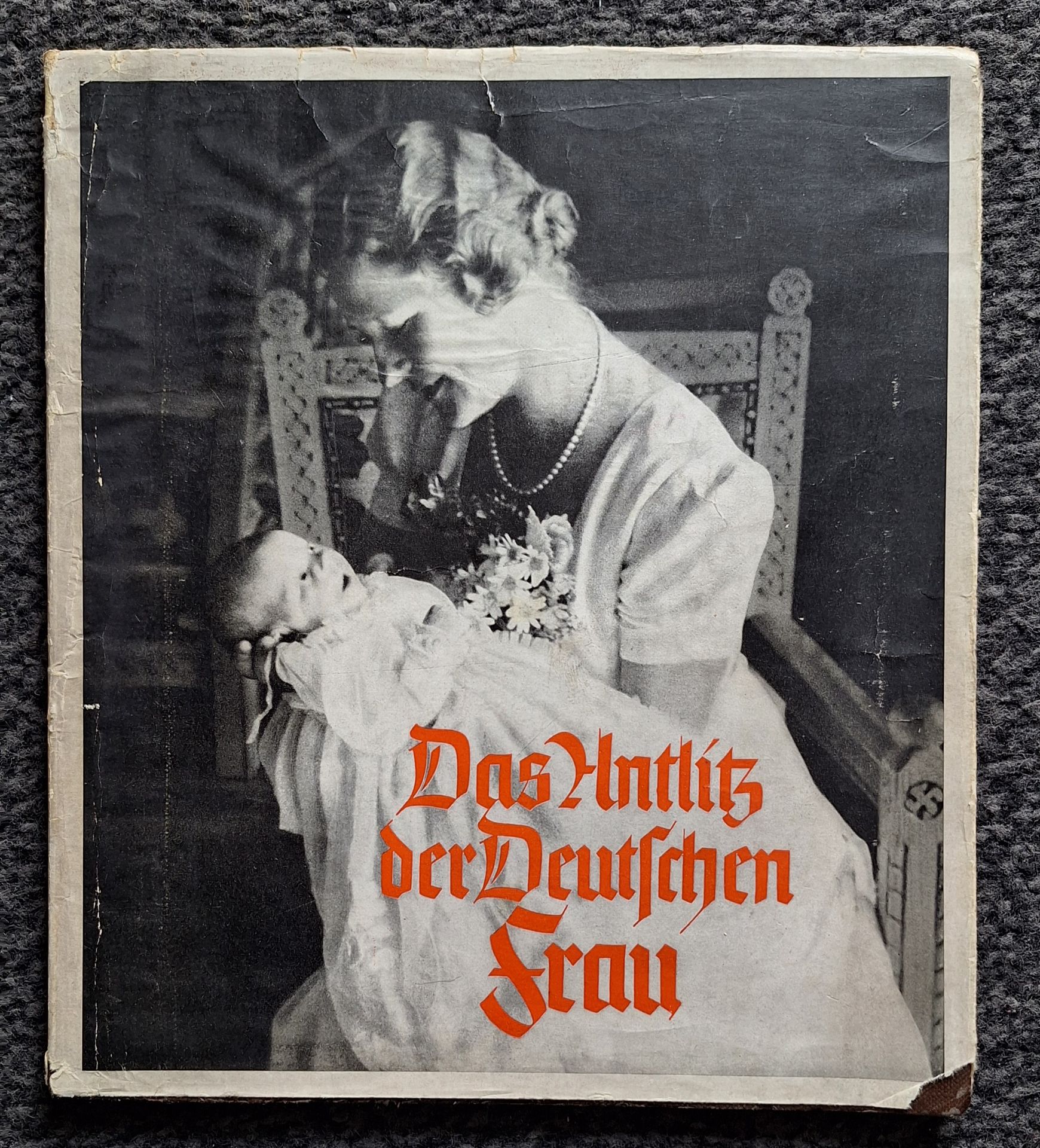 PROPAGANDE
Das Antlitz der Deutschen Frau.
Westfalen Verlag, Dortmund, 1938.
In-4 (25 x 22 cm). Édition originale. 96 pp. Préface d'Emmy Göring. Photographies de Rosemarie Clausen, Heinrich Hoffmann, Hans Retzlaff, e.a. Couverture brune avec titre en lettre dorées sous sa rare jaquette d'origine, avec usures d'usage.