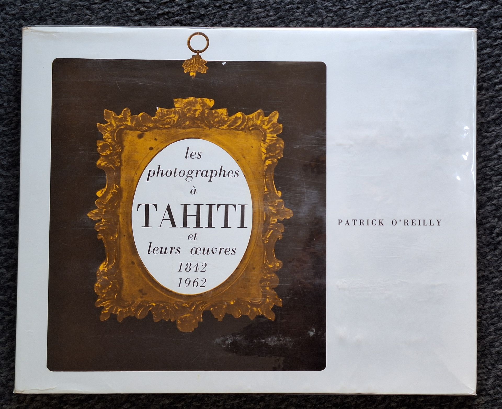 TAHITI
O'REILLY, PATRICK (1900-1988)
Les Photographes à Tahiti et leurs œuvres 1842-1962.
Société des Océanistes, Musée de l'Homme, Paris, 1969.
In-folio (27 x 34 cm). Édition originale, tirée à 500 exemplaires numérotés. 92 pp. Très belle maquette de cet ouvrage, avec vignettes photographiques contrecollées dans le texte.
