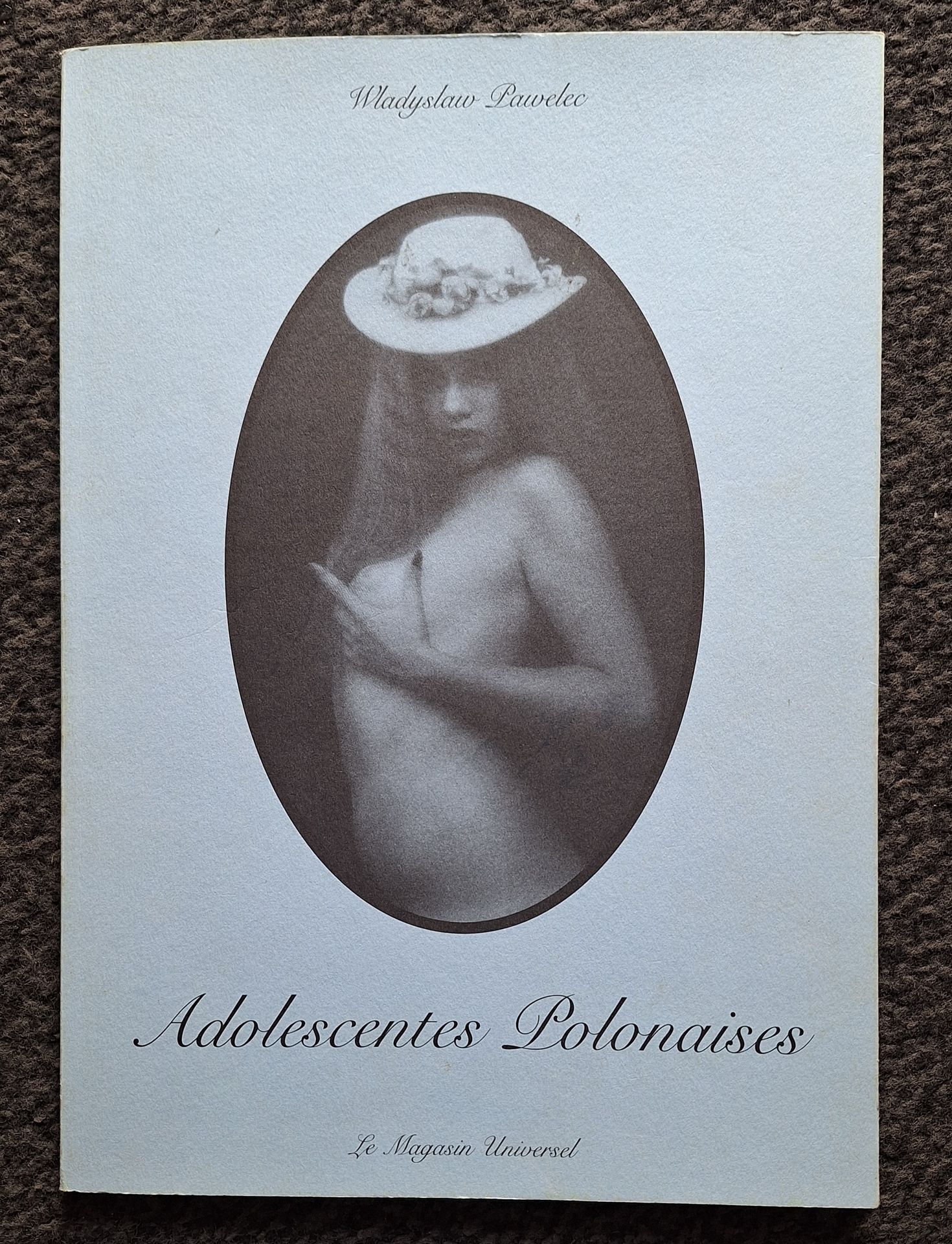 PAWELEC, WLADYSLAW (1923-2004)
Adolescentes Polonaises.
Le Magasin Universel, 1994.
In-4 (30 x 21 cm). Édition originale brochée. 64 pp. 59 photographies reproduites en noir et blanc. Couverture souple à rabats, illustrée. 
(NB: Malgré le titre, les modèles nus de ce livre sont des jeunes femmes adultes et non pas des adolescentes).