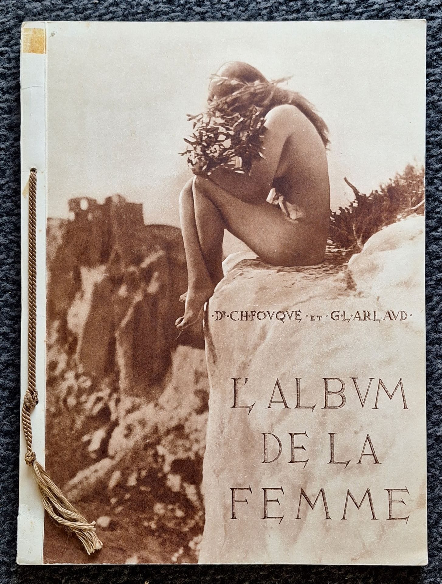 ARLAUD, GEORGES-LOUIS (1869-1944) [Signed]
FOUQUÉ, CH. 
L'Album de la femme. 
La morphologie esthétique d'après l'étude de nu. 
Considérations physiologiques et philosophiques.
Ed. G. - L. Arlaud, Lyon, 1936. 
In-4 (32 x 22,5 cm). Édition originale brochée, en tirage limité, signée par G. - L. Arlaud et Ch. Fouqué. 22 pp. et 90 planches héliogravées. Texte du Dr. Ch. Fouqué. Couverture souple illustrée, avec lacet doré de l'éditeur. Très bel exemplaire, excepté des restaurations sur le dos.
Ref. Auer, p. 232; Bertolotti pp. 40-41.