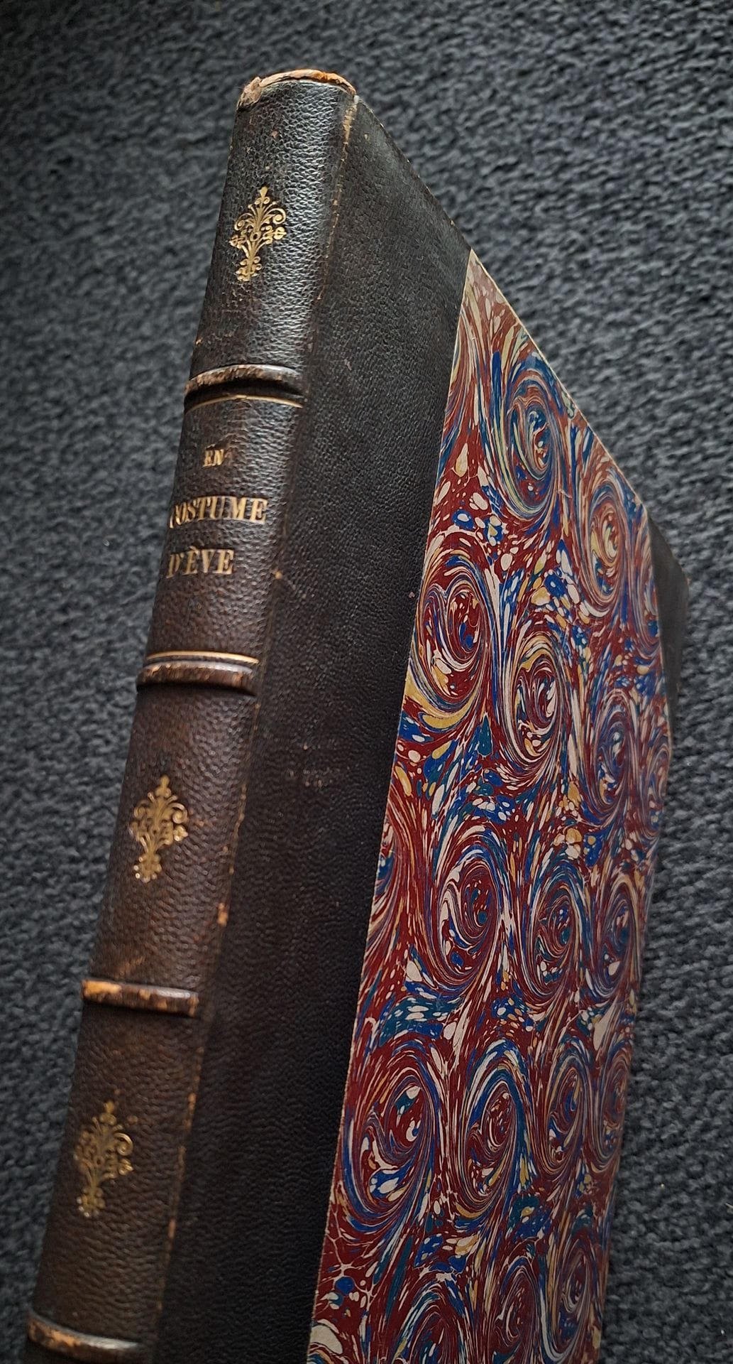 HÜMMER, W.  Munich Phot.
En costume d'Eve, études de nu féminin d'après nature. 
Album destiné aux artistes et aux amateurs.
Berlin W.57 - Rich. Eckstein Nachf. (H. Krüger), Editeur d'Art, [c.1905].
In-folio (39 x 28,5 cm) composé de trente-neuf (39) photogravures montées en charnière sur des feuilles de papier fort. Format moyen des épreuves :22,5 x 16,5 cm avec marges. Nom du photographe dans la marge sur certaines des photogravures. 10 feuilles de titre mentionnant le numéro de la "livraison", chacune illustrée d'une photographie en son centre. Reliure demi-cuir à 5 nerfs avec titre doré au dos.