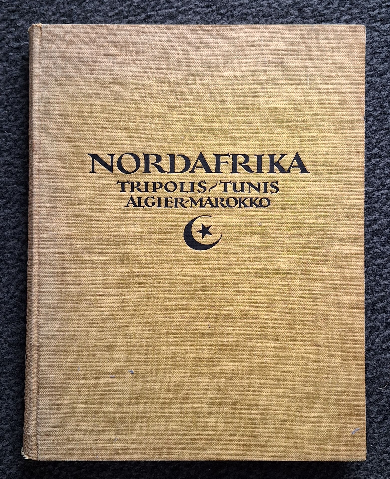 LEHNERT & LANDROCK
KÜHNEL, ERNST
Nordafrika.
Tripolis - Tunis - Algier - Marokko.
Baukunst - Landschaft - Volksleben.
Verlag Ernst Wasmuth, Berlin, 1924.
In-4 (30 x 24 cm). Édition originale. 12 pp. de texte en allemand, une carte et 240 photographies superbement imprimées en héliogravure, la plupart par Lehnert & Landrock. Légendes des photographies dans la marge de chaque planche, en 5 langues (allemand, anglais, français, italien, espagnol). Reliure en tissu jaune avec titre embossé en noir.