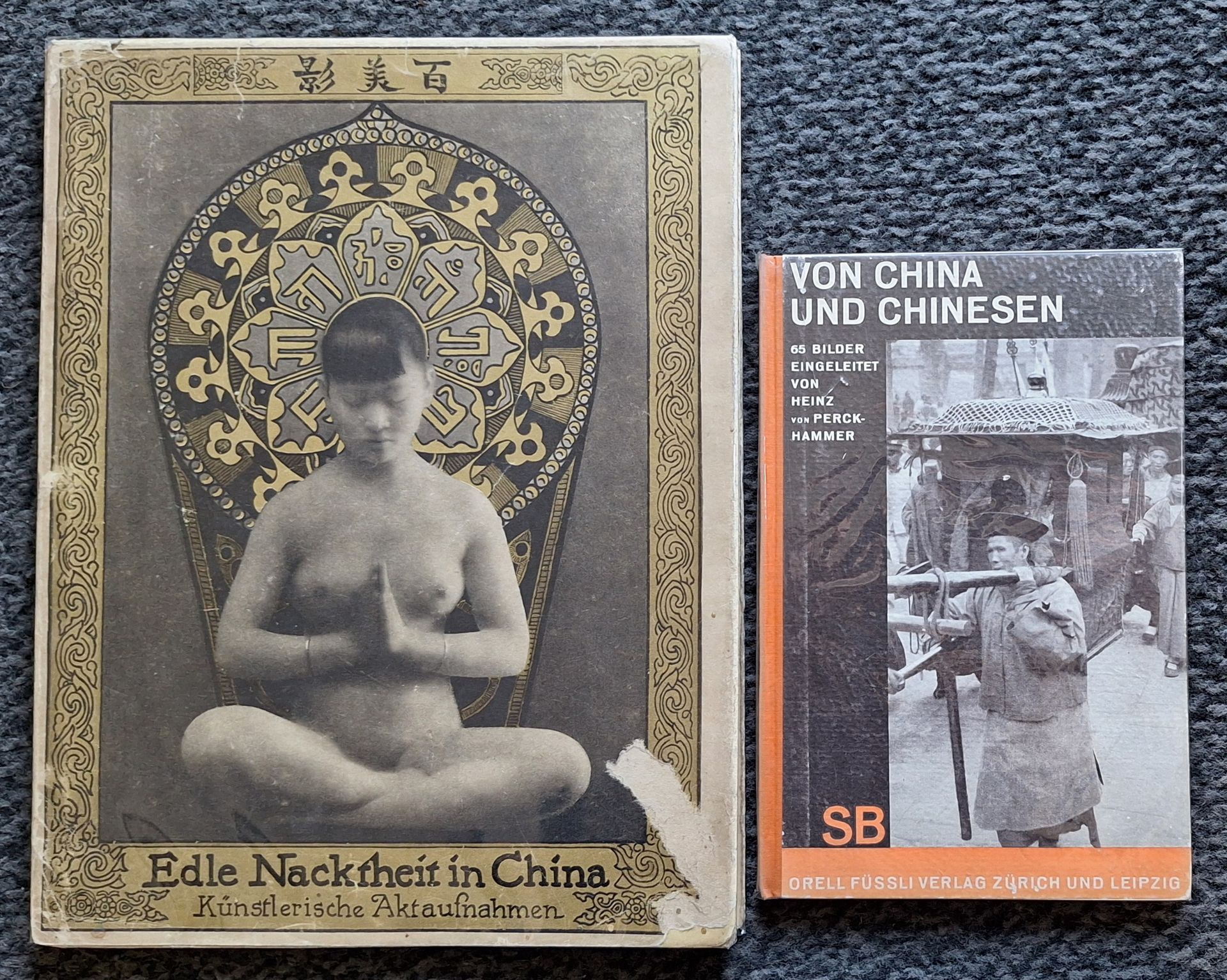 PERCKHAMMER, HEINZ VON (1895-1965)
2 ouvrages
*Edle Nacktheit in China.
Eigenbrödler Verlag, Berlin, 1928.
In-4 (27,5 x 21 cm). Édition originale, signée Heinz en page de titre. 8 pp. et 31 photographies superbement imprimées en héliogravure. Couverture semi-rigide avec assemblage par lacet et titre en rouge, sous jaquette illustrée. Petit manque de papier sur le 1er plat de la jaquette et usures d'usage, sinon bel exemplaire. Rare avec la jaquette.
Réf. Auer, p. 132 ; Bertolotti, pp. 122-123.
*Von China und Chinesen.
Orell Fussli Verlag, Schaubücher 28, Zurich, 1930.
In-8 (13 x 19,5 cm). Édition originale. 78 pp. 63 photographies en teinte bistre. Texte et photographies d'Heinz von Perckhammer. Couverture cartonnée illustrée.