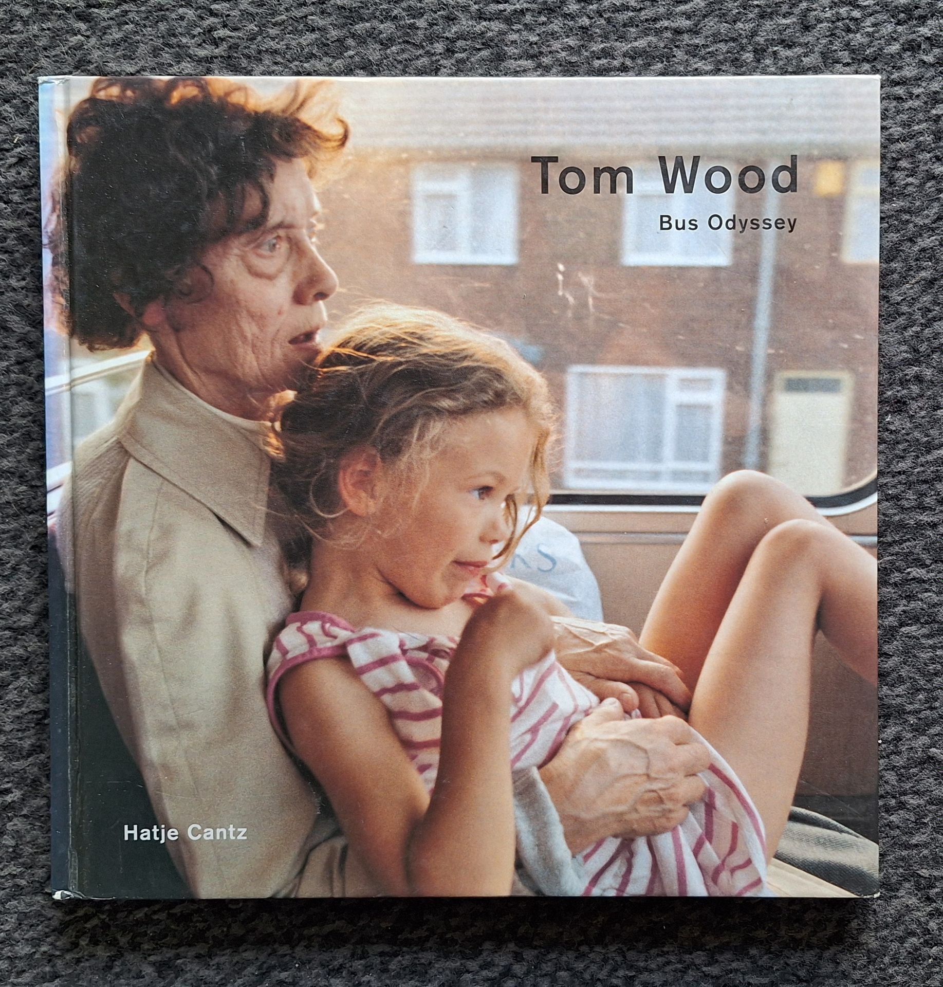 WOOD, TOM (1951)
Bus Odyssey.
Hatje Cantz, 2001.
In-4 (23 x 24 cm). Édition originale. 120 pp. Photographies reproduites en noir et blanc et en couleurs. Cartonnage illustré d'éditeur.