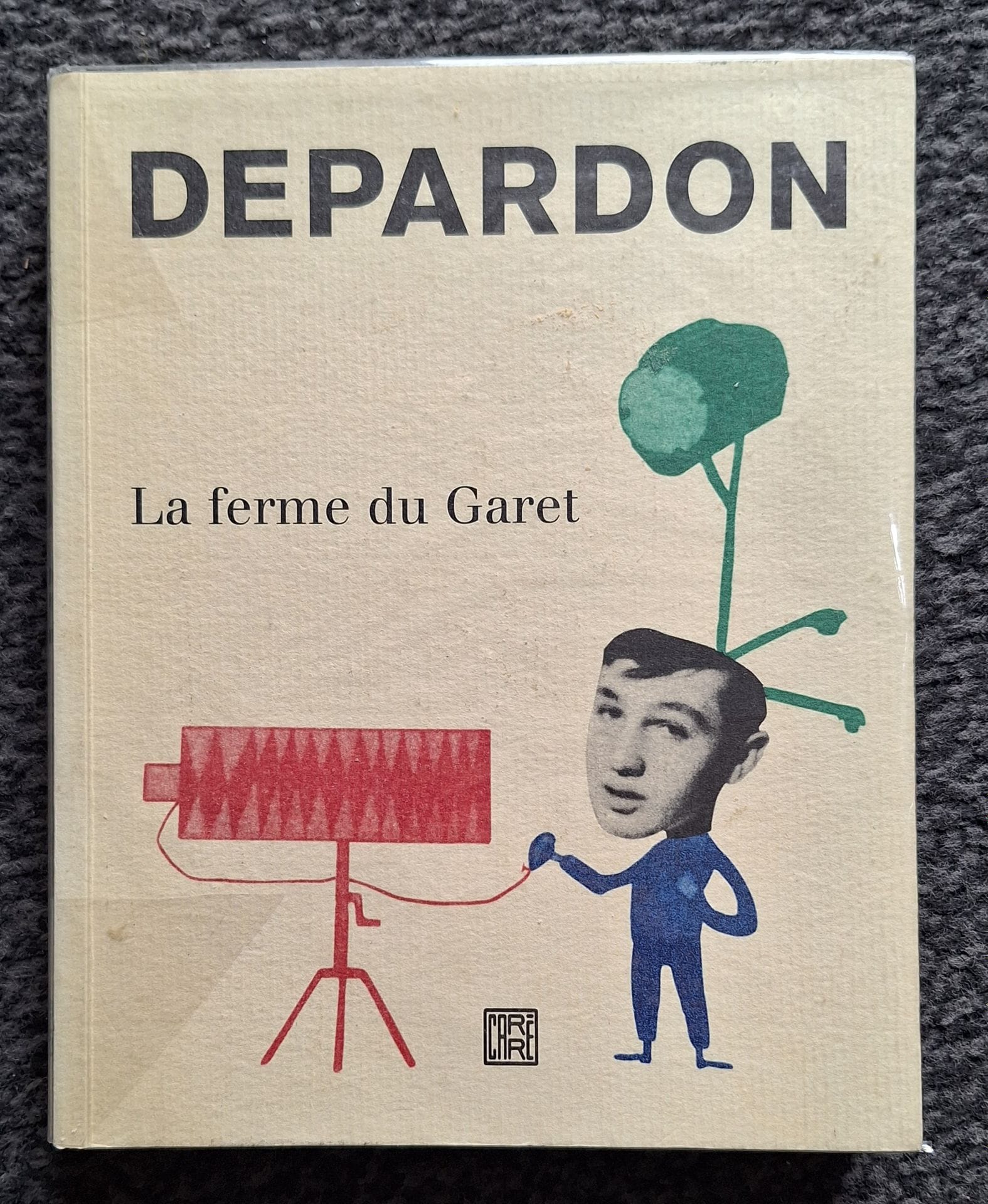 DEPARDON, RAYMOND (1942)
La Ferme du Garet.
Carré, Paris, 1995.
In-12 (20 x 16 cm). Édition originale, brochée. 320 pp. Nombreuses photographies en noir et blanc et en couleurs. Texte autobiographique de Raymond Depardon. Couverture souple illustrée.
Ref. Parr & Badger, II, p. 73.