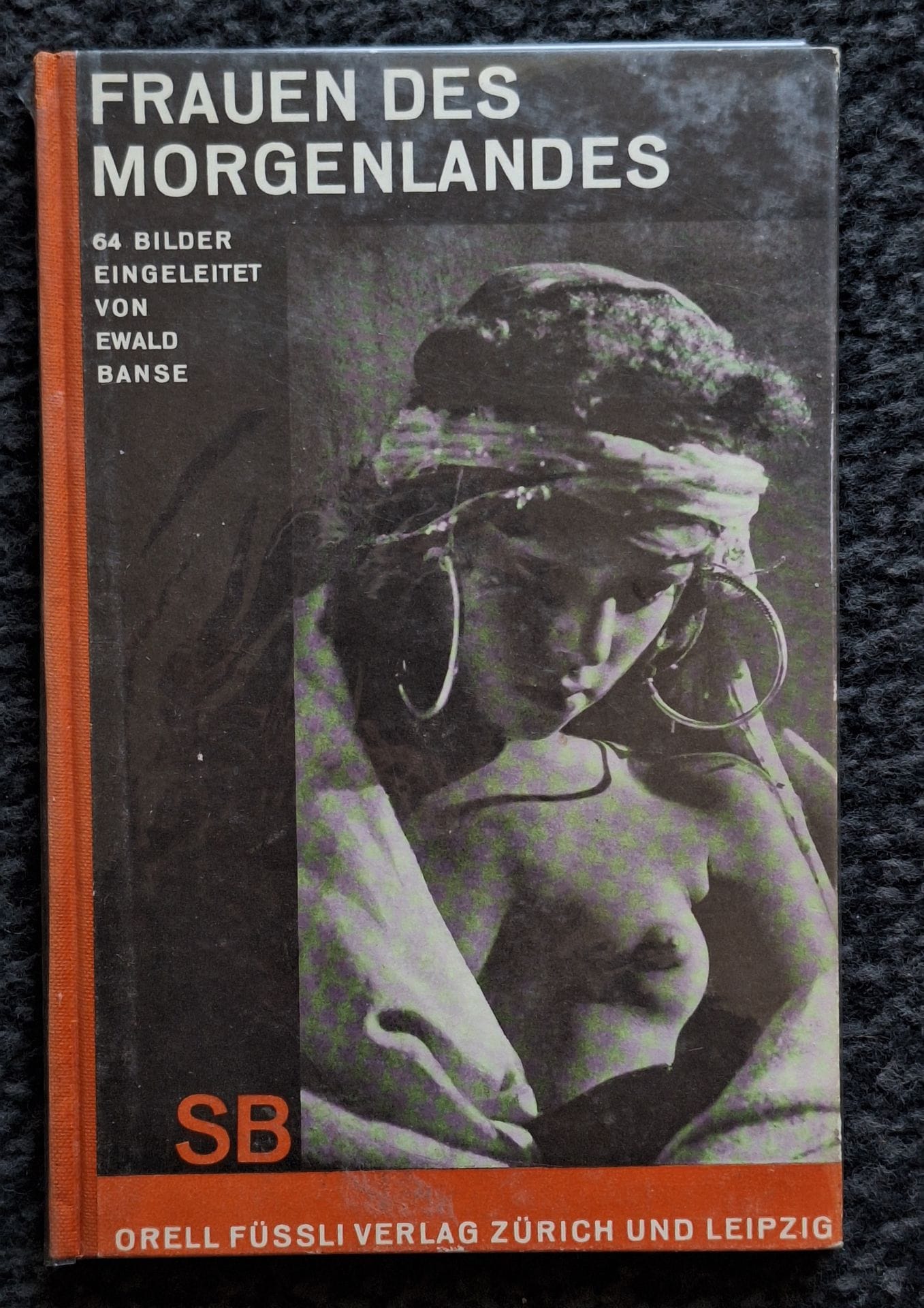 LEHNERT, RUDOLF FRANZ (1878-1948)
LANDROCK, ERNEST HEINRICH (1878-1966)
BANSE, EWALD (1883-1953)
Frauen des Morgenlandes.
64 Bilder eingeleitet von Ewald Banse.
Schaubücher 5.
Orell Fussli verlag, Zürich-Leipzig, 1929.
In-12 (19 x 13 cm). First edition, illustrated with 64 photographs, including 22 by Lehnert &amp; Landrock. Publisher's illustrated boards. A very fresh copy.