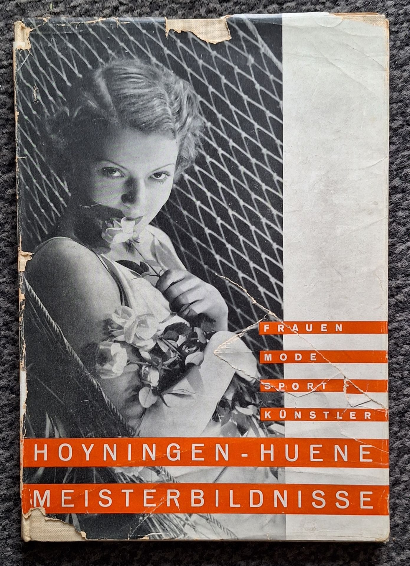 HOYNINGEN-HUENE, GEORGE (1900-1968)
Meisterbildnisse: Frauen, Mode, Sport, Künstler.
Verlag Dietrich Reimer, Berlin, 1932.
In-8 (25 x18 cm). Édition originale. Introduction par H.K. Frenzel, illustrée d'un portrait de George Hoyningen-Huene par Cecil Beaton. 48 photographies superbement reproduites en noir et blanc. Reliure en tissu titrée en rouge. Complet de sa jaquette illustrée avec usures (manques et déchirures).
Ref. Auer, p. 190.