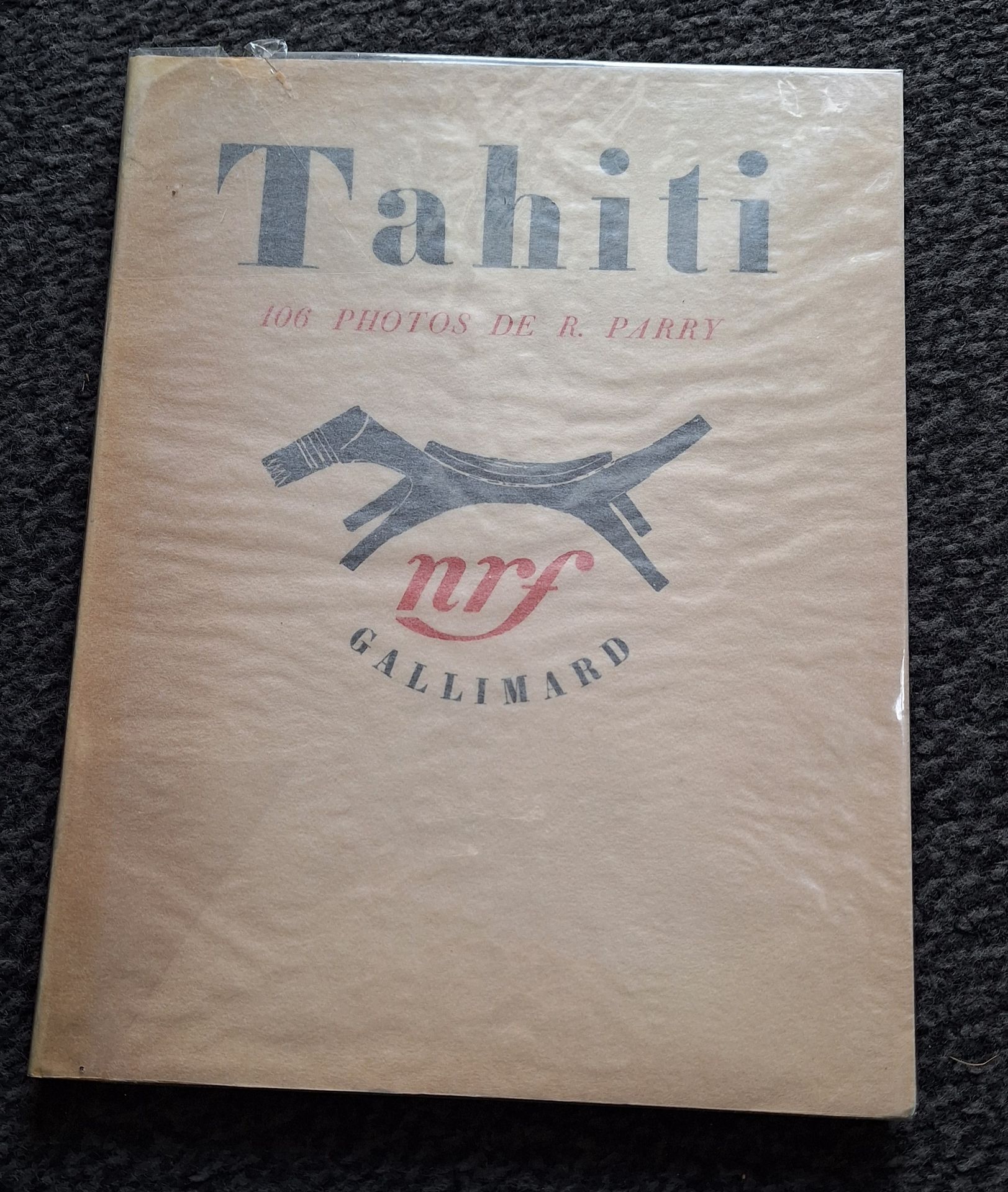 TAHITI
PARRY, ROGER (1905-1977)
Tahiti. 
Nrf, Gallimard, Paris, 1934. 
In-8 (26 x 20 cm). First edition, paperback. 98 pp. 94 photographs printed in heliogravure. Titled softcover. A fine copy.