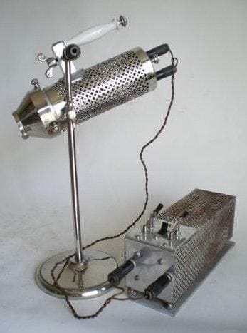 Appareil médical à rayons UV transportable en valise. Rare et curieux modèle contenant un dispositif à lampe à arc pour la production de rayons ultra-violets, à utilisation manuelle ou fixe, sur un support réglable. Utilisé par les médecins, pour des séances de traitements dermatologiques à domicile (l'ancêtre des lampes à bronzer), c. 1920