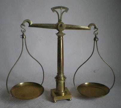 Balance d'apothicaire en laiton verni. Beau modèle sur colonne reposant sur une base carrée, pieds boules, fléau mouluré. Signée Béranger à Lyon, poinçons de contrôle sur les plateaux, c. 1850. (Haut.: 40 cm, Larg.: 44 cm)