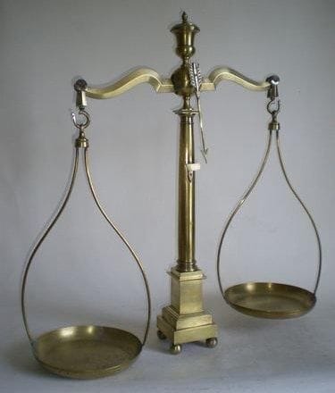 Balance d'apothicaire, grand modèle tout en laiton poli. Belle et rare réalisation signée Bérenger, à Lyon, particulièrement décorative, c. 1840. (Haut.: 76 cm)