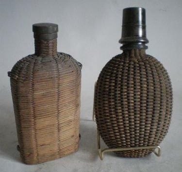 Gourdes pour cure thermale: deux modèles en verre recouverts de paille tressée et fermées par un bouchon à vis en étain. Un gobelet en étain s'emboîte sur le dessus de l'une, c. 1900