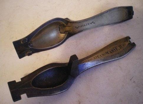 Moule en bronze pour cuillères en étain, d'hôpitaux. Réalisé en deux parties ajustables, avec inscriptions gravées, c. 1850