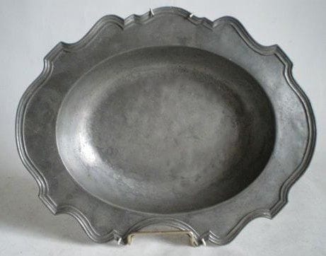 Plat de chirurgien-barbier en étain: très beau, rare et élégant modèle de forme chantournée, XVIIIe siècle. (Long.: 39 cm, Larg.: 30 cm)