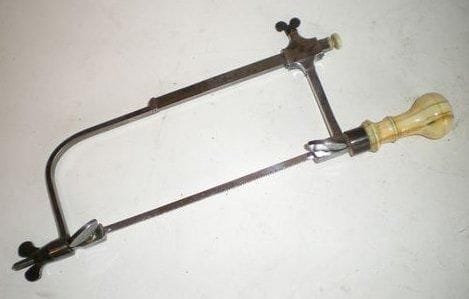 Scie de chirurgien petit modèle en fer poli, manche en ivoire tourné, c. 1830. (Long.: 28 cm)