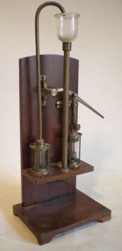 Pompe aspirante et foulante. Belle maquette réalisée en laiton, montée sur un support et reposant sur une base en acajou verni. Construction française, c. 1870. (Haut.: 57 cm)