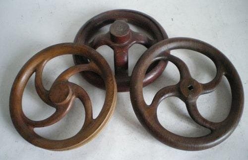 3 Modèles de fonderie (poulies), en bois, c. 1910