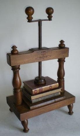 Presse à livre ou à herbier, beau et grand modèle à ossature en noyer, marquée et gravée «J.D.M. 1853». (Haut.: 38 cm, Larg.: 72 cm)
