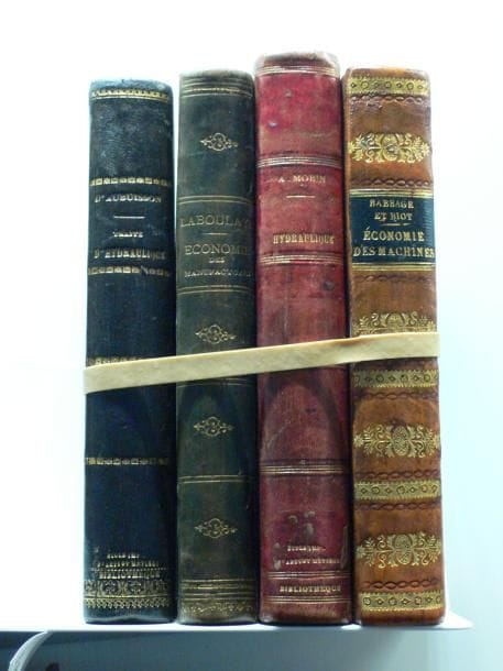 Économie des machines et des manufactures, d'après l'ouvrage anglais de Ch. Babbage, de la Société Royale de Londres, Paris, 1880, Librairie des arts et manufactures. 1 vol. 460 pages, 13 x 21 cm, reliure cart., dos plat, cuir vert. - Leçons de mécanique pratique: hydraulique, par Arthur Morin, membre de l'Institut, deuxième édition, Paris, Hachette, 1858. 1vol. 258 pages, 13 x 22 cm, 4 planches dépliantes. Reliure cart., dos plat cuir rouge. - Traité d'hydraulique à l'usage des ingénieurs, par J. F. d'Aubuisson, Ingénieur en Chef au Corps Royal des Mines. 1 vol. 564 pages, 12 x 20 cm, 4 planches dépliantes h. t., chez Levrault, Paris, 1834. Couv. cart., dos plat cuir