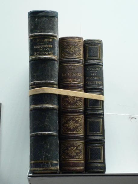 La France industrielle: Paul Poiré, troisième édition, Hachette, Paris, 1880. 15 x 23 cm, 701 pages, 422 gravures. Reliure cart. éditeur, dos cuir à nerfs motifs estampés dorés. - Les grandes inventions modernes dans les sciences, l'industrie et les arts: Louis Figuier, septième édition, Hachette, Paris, 1876. 15 x 23 cm, 455 pages, 319 gravures sur bois. Reliure cart. éditeur, dos cuir à nerfs motifs estampés dorés. - Les nouvelles conquêtes de la science, l'électricité: Louis Figuier, Narpon et Flammarion, Paris, c. 1880. 19 x 28 cm, 635 pages, 225 gravures sur bois in texte et pleine page. Reliure cart., dos plat cuir, à nerfs