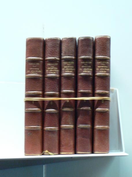 Recettes et procédés utiles recueillis par Gaston Tissandier, Rédacteur en Chef de la revue La Nature. Paris, Masson et Cie, neuvième édition, 1897. 5 vol. 11 x 16,5 cm, reliure cart., dos cuir brun, à nerfs. Vol. 1: blanchissage, colles, ciments, vernis, physique et électricité, photographie, récréations scientifiques, divers. Vol. 2: la science pratique, avec 85 fig. in texte. Vol. 3: nouvelles recettes utiles et appareils pratiques, avec 91 fig. in texte. Vol. 4: suite, avec 38 fig. in texte. Vol. 5: suite, par J. Laffargue, avec fig. in texte. Très intéressante réunion complète, de 5 volumes homogènes au niveau reliure, devenus rares actuellement, réunissant d'innombrables recettes anciennes et renseignements pratiques