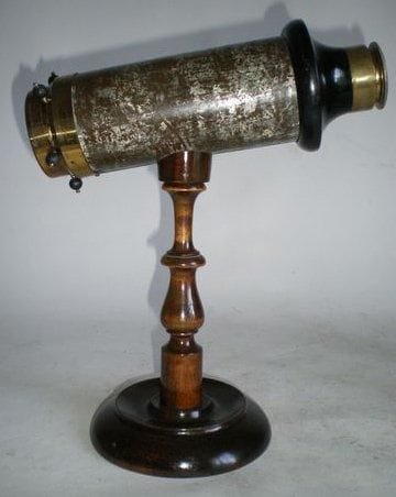 Kaléidoscope: grand et beau modèle monté sur un pied en bois noirci, corps cylindrique façon nacre, c. 1850. Miroirs intérieurs d'origine