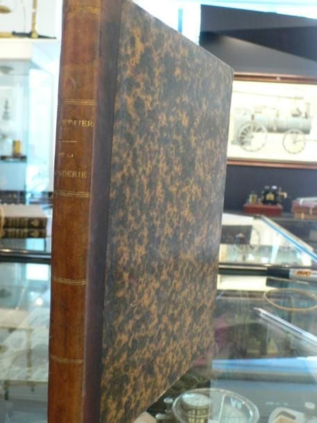 De la fonderie, telle qu'elle existe aujourd'hui en France, et ses nouvelles applications à l'industrie, par A. Guettier, chef de la fonderie de l'École Royale d'Arts et Métiers d'Angers. 1 vol. 20 x 26 cm, 332 pages, 10 planches dépliantes h. t. Paris, 1844, couv. cart., dos plat cuir vert. Ouvrage complet et un des premiers écrits sur le sujet