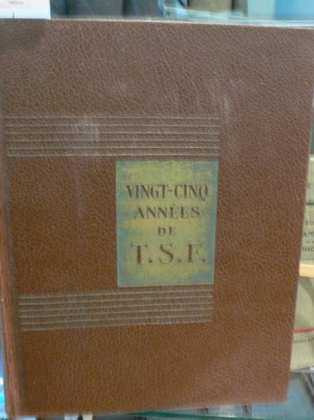 Société Française Radio-Électrique, S.F.R., Vingt-cinq années de T.S.F. Ouvrage commémoratif, richement illustré, retraçant l'histoire de cette célèbre entreprise de construction de matériel de T.S.F. à usage civil et militaire. Nombreuses photographies, dont certaines pleines pages, sur pelliculage aluminium. 1 vol. 23 x 29 cm, couv. cart. granité éd. Un des premiers ouvrages commémoratifs retraçant l'histoire des entreprises, Paris, 1935