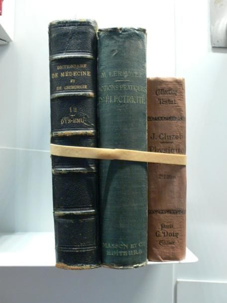 Précis de physique médicale (radiologie), par J. Cluzet, 1 vol. 12 x 18 cm, 791 pages, 421 fig., 10 planches (photos). Octave Douin éd., Paris, 1922. Couv. toile éd. - Notions pratiques d'électricité à l'usage des médecins, par M. Lermoyez, membre de l'Académie de Médecine, 1 vol. 15 x 22 cm, 863 pages, 426 fig. gravées in texte. Masson éd., Paris, 1913. Couv. toile éd. Intéressant chapitre montrant de nombreux modèles d'appareils d'électricité médicale. - Nouveau dictionnaire de médecine et de chirurgie pratique. Vol. 12, contenant le chapitre décrivant les appareils d'électricité médicale au début de l'électrothérapie. 1 vol. 14 x 23 cm, pp. 449 à 560. Lib. Baillère, Paris, 1870. Couv. cart., dos cuir à nerfs. Fig. gravées représentant les premiers appareils d'électricité médicale (G. Trouvé, D. de Boulogne, Gaiffe)