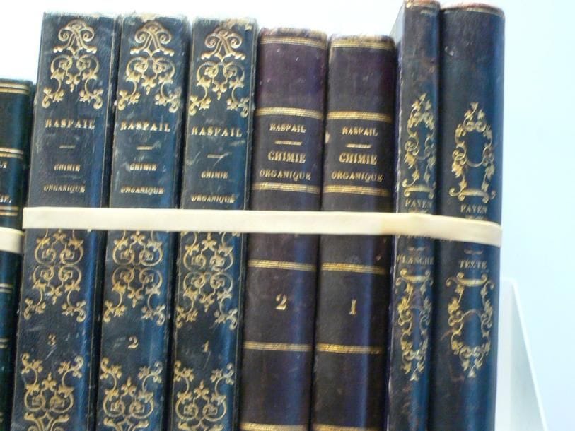Nouveau système de chimie organique, fondé sur des nouvelles méthodes d'observation, précédé d'un traité complet de l'art d'observer et de manipuler en grand et en petit, dans le laboratoire et sur le porte-objet du microscope, par Raspail. Deuxième éd., 3 vol. 13 x 21 cm, 575 + 682 + 807 pages. Manque le vol. de planches. Chez J. B. Baillère, Paris, 1838. Rel. cart., dos plat, cuir estampé marron, orné. - Nouveau système de chimie organique, même ouvrage que le précédent, vol. 1 et 2 seuls, sans les planches. Couv. cart., dos plat cuir vert. - Précis de chimie industrielle, par A. Payen, membre de l'Institut. 1 vol. de texte + 1 vol. de planches, 13 x 21 cm, 620 pages, 29 planches dépliantes gravées sur acier. Lib. Hachette et Cie, Paris, 1849