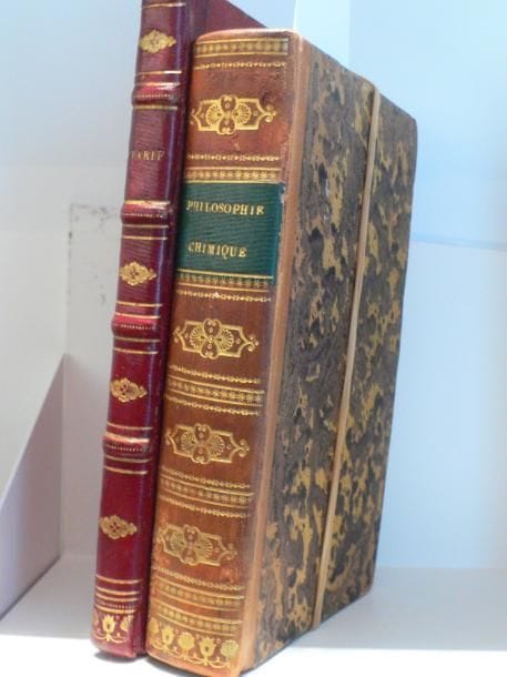 Philosophie chimique ou vérités fondamentales de la chimie moderne, destinées à servir d'éléments pour l'étude de cette science, par A. F. Fourcroy, Conseiller d'État, membre de l'Institut National, Professeur de chimie. 1 vol. 10 x 17 cm, 449 pages. Troisième éd., chez Bernard, Paris, 1806. Rel. cart., dos plat cuir veau orné. - Tarif, ou rapport du franc à la livre tournois, et de la livre tournois au franc, suivi des tableaux de la réduction en francs des écus de 3 livres et de 164 164 6 livres et des pièces de 24 et de 48 livres, d'après le décret du 12 septembre 1810. À Monsieur le Compte Jaubert, Conseiller d'État, Gouverneur de la banque de France. 1 vol. 12 x 19 cm, 128 pages, rel. cart., dos plat cuir rouge, à nerfs