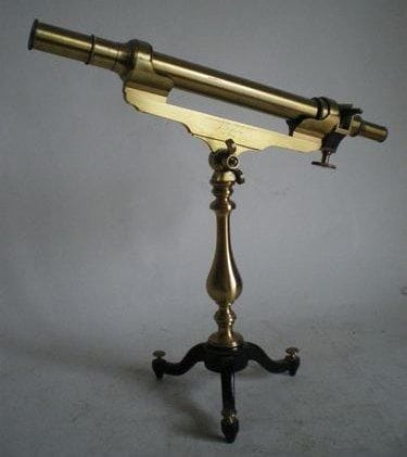 Saccharimètre Laurent, beau modèle tout en laiton verni, système des Nichols à translation. Pied balustre en laiton tourné, sur pied tripode en fonte laquée. Porte la marque gravée en lettres calligraphiées: «Saccharimètre Soleil perfectionné, J. Dubosq, à Paris». Modèle rare sous cette forme, sans doute de présentation de la Maison, c. 1860