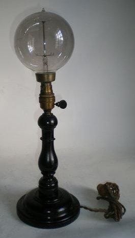Lampe à filament d'osmium montée sur pied en bois tourné et noirci, modèle de laboratoire. Ensemble d'origine, complet avec fil et prise de courant en bois, peu courant, c. 1900. (Haut.: 45 cm)