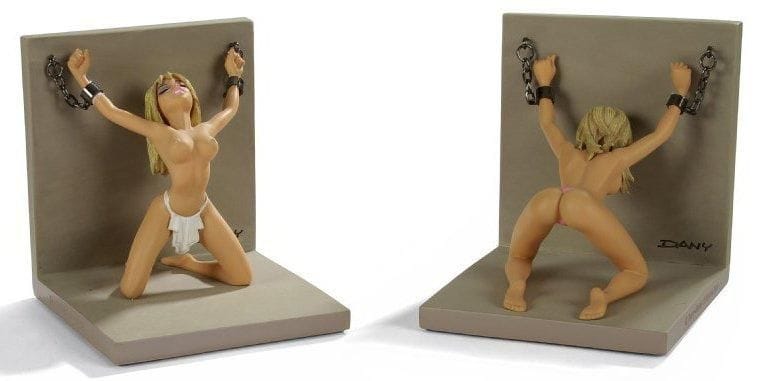 FILLES ENCHAINÉES. 2 serre-livres en résine signés DANY et numérotés 948/1333. Hauteur: 12 cm, Largeur: 11 cm. Joker Éditions 2006, Démons et Merveilles. Parfait état, dans une boite portant l'inscription «232/250»