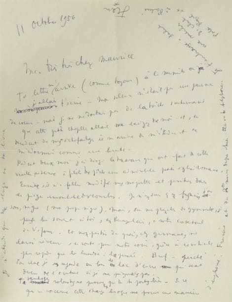Jean COCTEAU (1889-1963)
L.A.S. «Jean», 11 octobre 1956, à Maurice Goudeket; 1 page in-4, enveloppe. Belle lettre sur la décoration de la chapelle Saint-Pierre à Villefranche.{CR}... «je ne me doutais pas de la tâche surhumaine que cette petite chapelle allait exiger de moi - et, en descendant de mes échafaudages il m?arrive de m?étendre et de m?endormir comme une brute. Pendant deux mois j?ai dirigé les travaux qui ont fait de cette vieille réserve à filets de pêche une admirable petite église romane. Ensuite, il m?a fallu modifier mes maquettes et pénétrer dans le piège innombrable des courbes. Je n?en suis qu?au fusain d?où je sors, nègre (mon propre nègre). Mais, sur mes planches de gymnaste, je pense bien souvent à toi, au Beaujolais, à notre cocktail de Véfour. Et mon pastis du quai, chez Germaine, me laisse rêveur, en route pour notre coin, grâce à ce véhicule plus rapide que la lumière: la pensée. Bref - perché sans cesse je regarde en bas le lac d?encre qui serait devenu de l?écriture si je ne peignais pas. [...] cette étrange besogne me procure une manière d?euphorie»