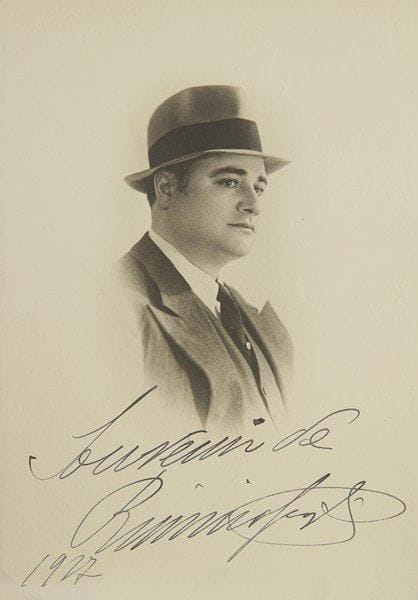 Beniamino GIGLI (1890-1957) ténor italien. 3 photographies dédicacées ou signées, 1927-1949; 15 x 10,5 et 17,5 x 12,5 cm.En tenue de ville en 1927 et 1948; reproduction de son portrait par Sarroni dédicacé à Roger Lommaert, choriste de la Monnaie, en 1949. On joint le programme de son récital à la Monnaie en janvier 1949