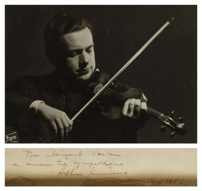 Arthur GRUMIAUX (1921-1986) violoniste belge. Photographie avec dédicace a.s.; 17 x 23,5 cm par Fager à Wien, 23,5 x 29 cm avec montage (encadrée).Dédicace sur papier rapporté (lég. mouill.): «Pour Clément Vaeler en souvenir très sympathique Arthur Grumiaux novembre 1957»