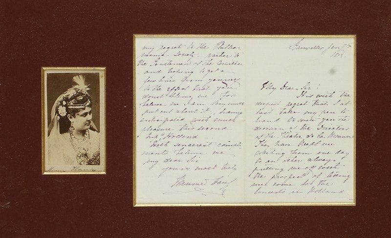Minnie HAUK (1851-1929) soprano américaine. L.A.S., Bruxelles 7 janvier 1878; 4 pages in-8; en anglais (encadrée, avec photo format carte de visite).Elle déplore l?attitude du Théâtre Royal de la Monnaie qui l?a fait attendre au sujet de son acceptation de paraître au concert en Hollande, pour ensuite lui annoncer qu?il leur était impossible de la libérer pour une quinzaine de jours. La Monnaie a besoin d?elle pour L?Étoile du Nord et Roméo et Juliette. Elle demande ensuite si elle pourrait chanter à l?Opéra de La Haye la Traviata et Carmen, l?un de ses grands rôles..